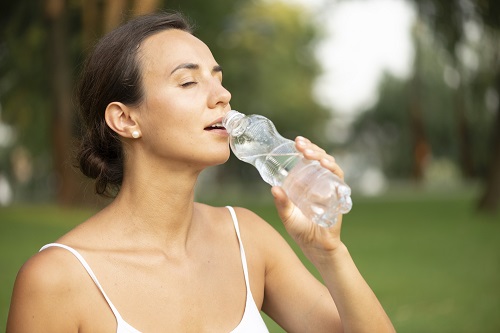 यूरिन में प्रोटीन रोकने के उपाय - पानी पिएं